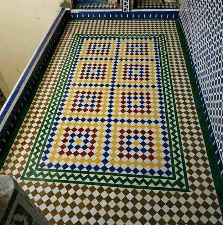 Sol de patio marocain traditionnel en carreaux multicolores