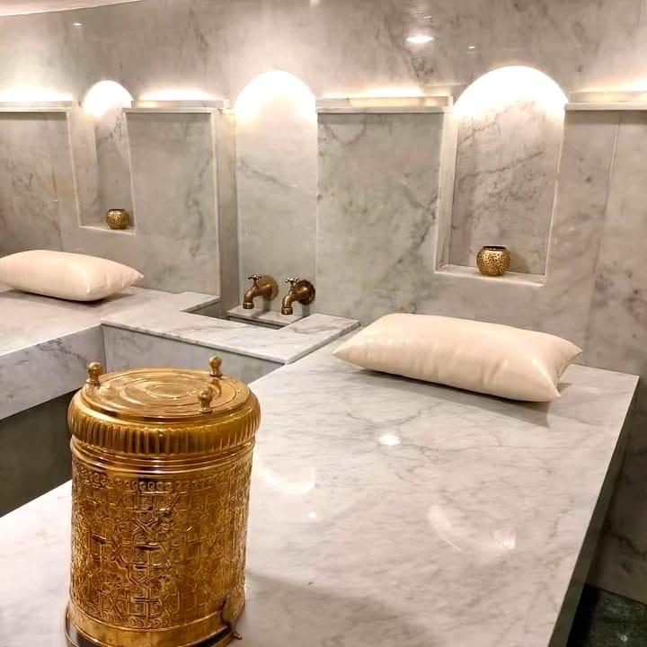 Hammam en marbre blanc avec robinetterie en laiton