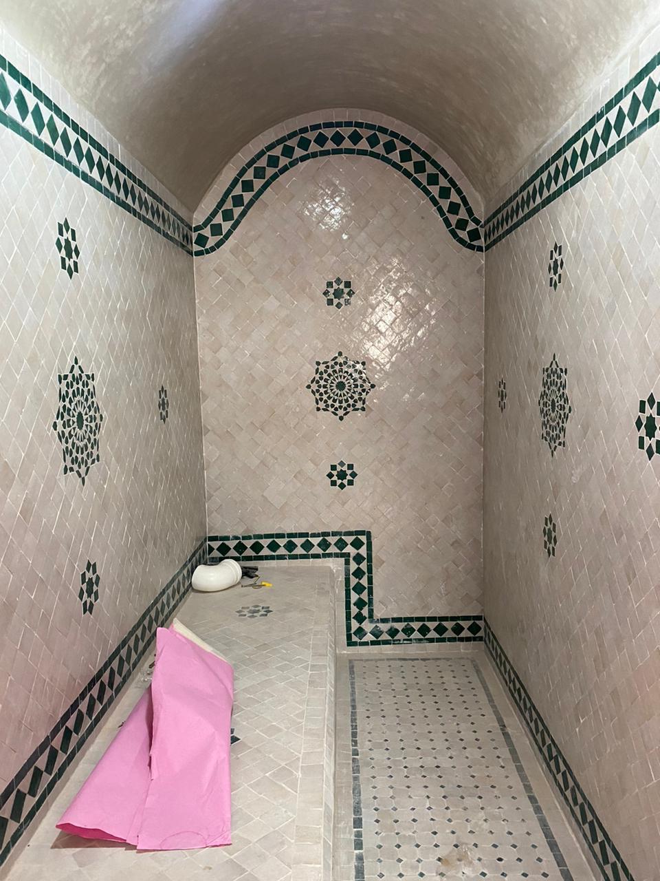 Salle de hammam en zellige avec plafond voûté