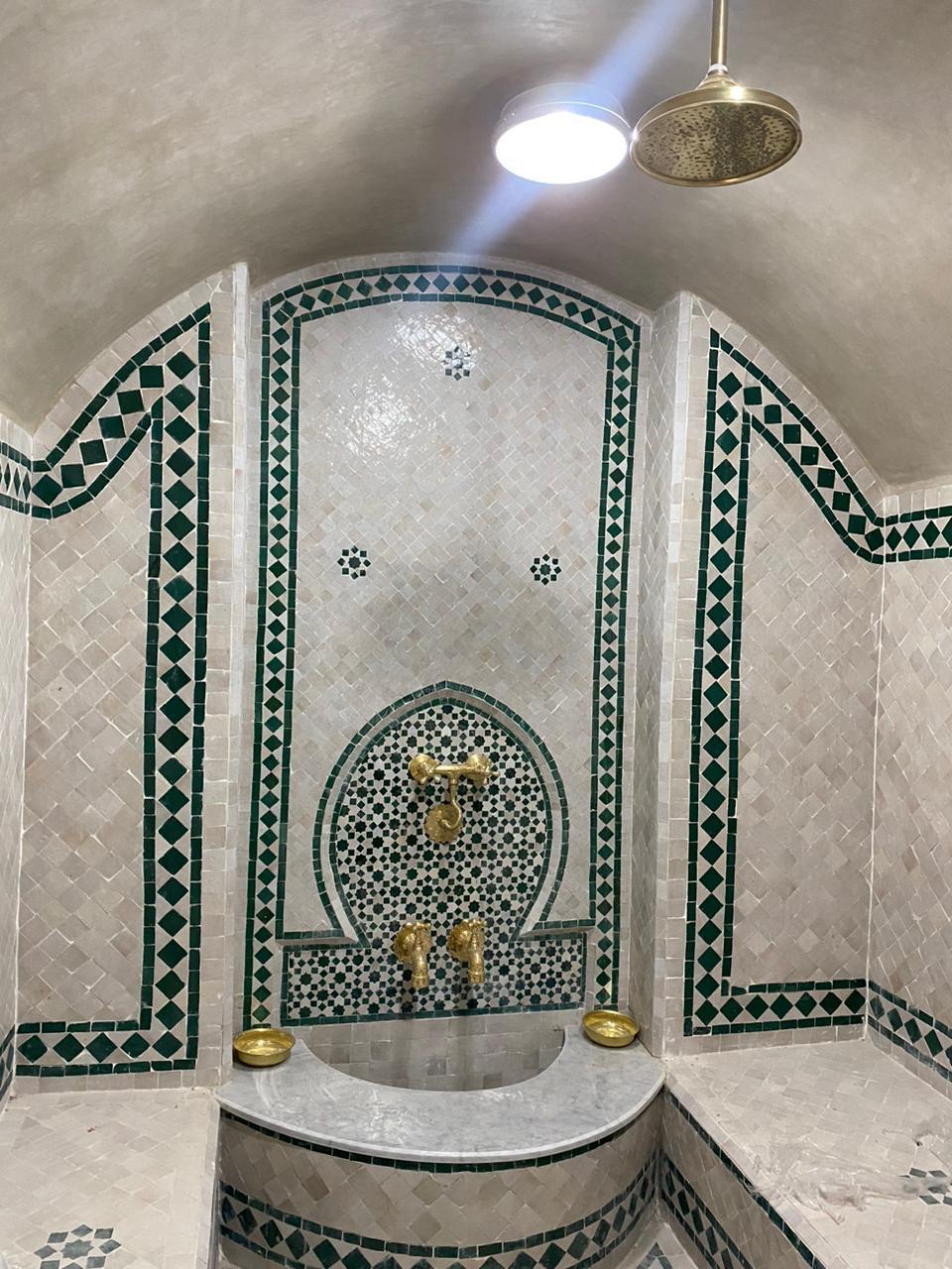 Hammam traditionnel en zellige taillé main avec douche en laiton