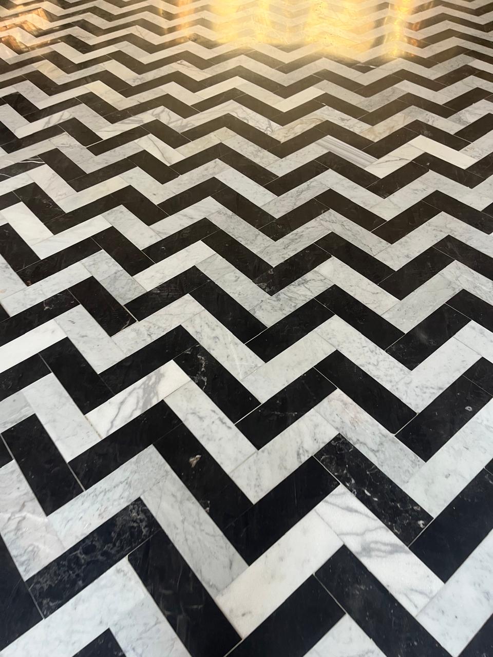 Sol en marbre chevron noir et blanc