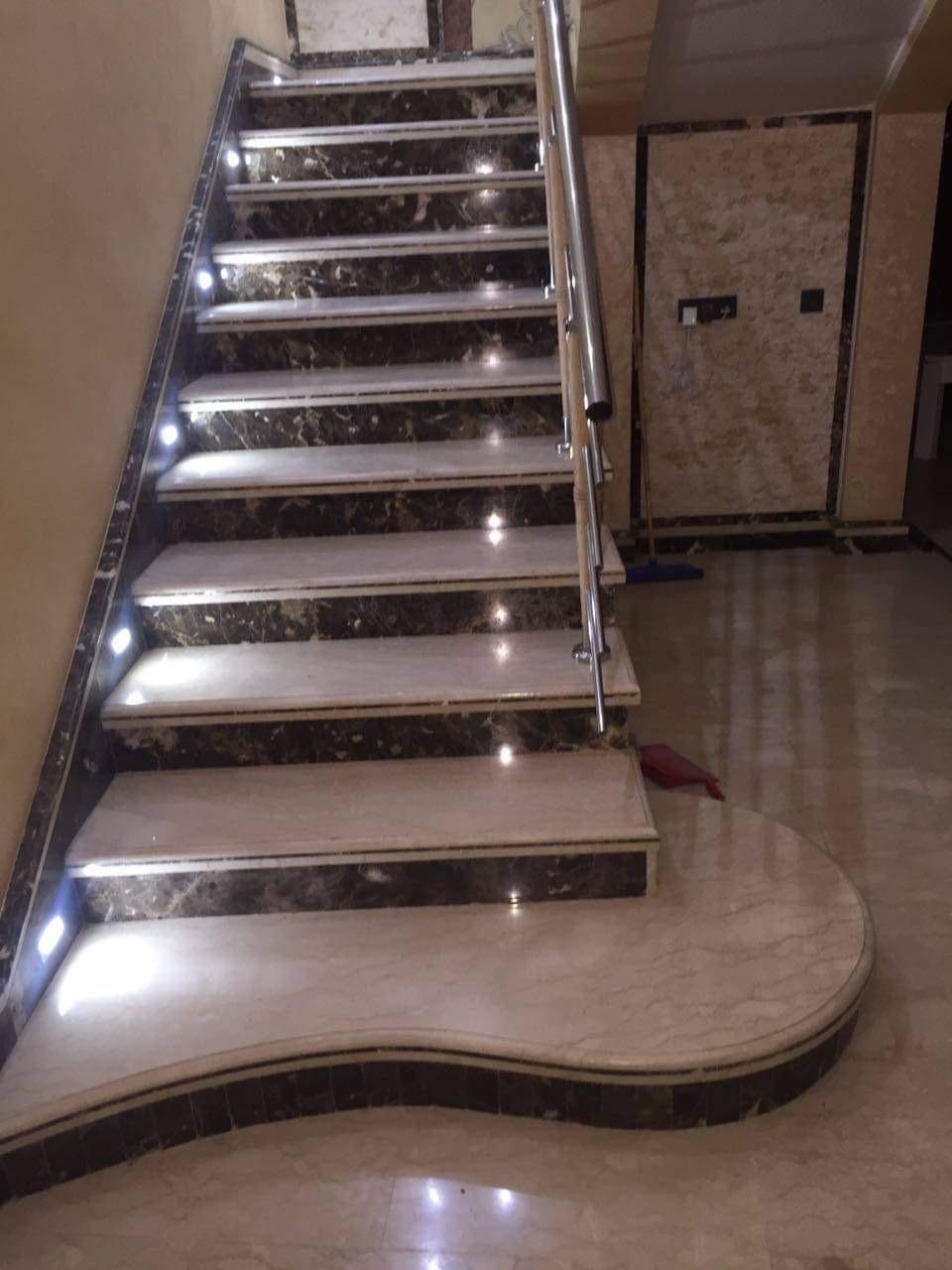 Escalier en marbre avec éclairage des marches
