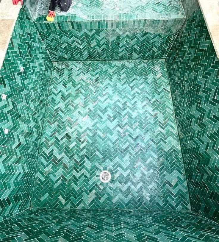 Intérieur de piscine en zellige vert à chevrons