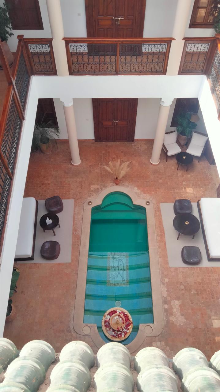 Patio de riad rénové avec bassin dans la médina de Marrakech