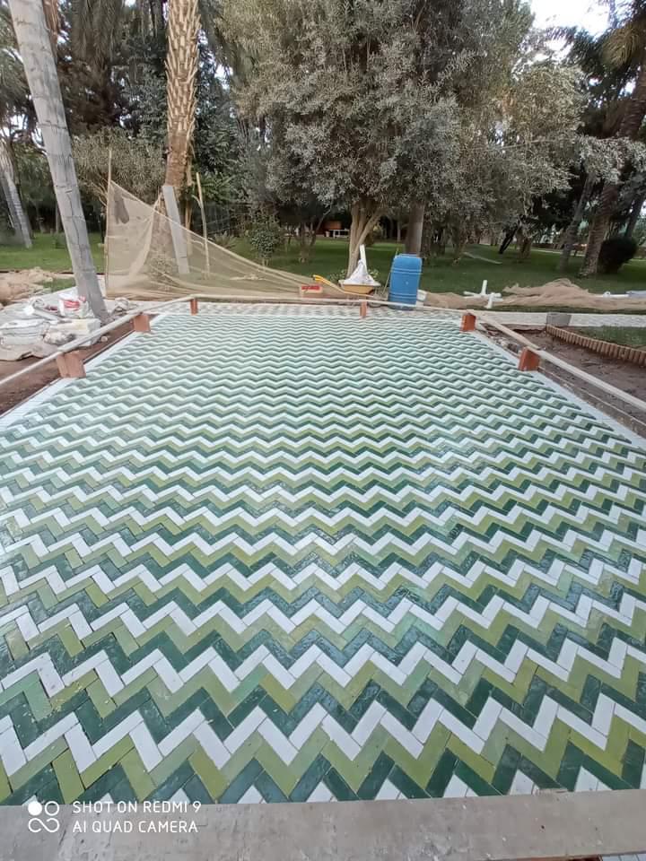 Terrasse en zellige à zigzags verts et blancs